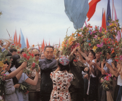资料图片：1965年7月，周恩来和陈毅出国访问归来后在新疆维吾尔自治区视察。